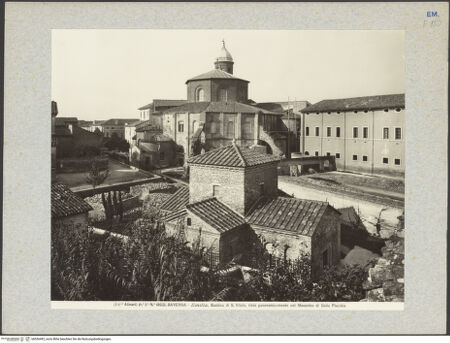 Vorderseite von Alinari [https://www.deutsche-digitale-bibliothek.de/content/lizenzen/rv-ez/] San VitaleAußenbau - Ansicht von Nordosten (Mausoleo di Galla Placidia im Vordergrund), bh036492_recto. Foto.