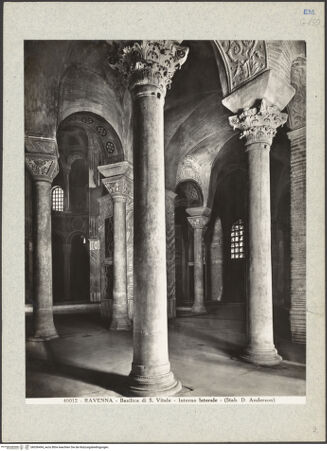 Vorderseite von Alinari [https://www.deutsche-digitale-bibliothek.de/content/lizenzen/rv-ez/] San VitaleInnenraumUnterer Deambulatorium - Seitenansicht vom Eingang, bh036494_recto. Foto.