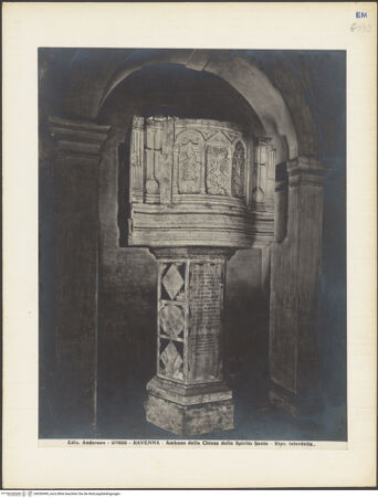 Vorderseite von Alinari [https://www.deutsche-digitale-bibliothek.de/content/lizenzen/rv-ez/] Ambo auf einem Renaissance-Pfeiler montiert - Gesamtansicht, bh036499_recto. Foto.