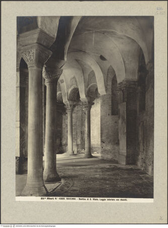 Vorderseite von Alinari [https://www.deutsche-digitale-bibliothek.de/content/lizenzen/rv-ez/] San VitaleInnenraumUnterer Deambulatorium - Innenansicht; rechts: Eingang, bh036503_recto. Foto.