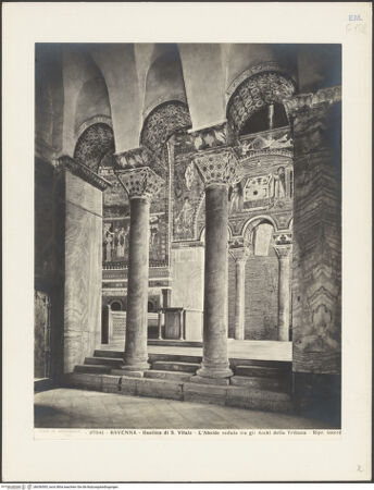 Vorderseite von Alinari [https://www.deutsche-digitale-bibliothek.de/content/lizenzen/rv-ez/] San VitaleInnenraumUnterer Deambulatorium - Nordsäulen zwischen Umgang und Presbyterium, bh036505_recto. Foto.