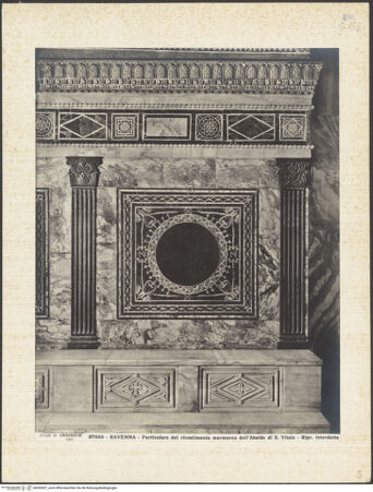 Vorderseite von Alinari [https://www.deutsche-digitale-bibliothek.de/content/lizenzen/rv-ez/] San VitaleInnenraumPresbyterium und Apsis - Apsis, Detail: Wandverkleidung, bh036507_recto. Foto.