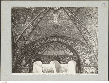 Vorderseite von Alinari [https://www.deutsche-digitale-bibliothek.de/content/lizenzen/rv-ez/] Dekoration des PresbyteriumsLamm Gottes in einem von Engeln getragenen Clipeus - Nordzwickel, bh036526_recto. Foto.