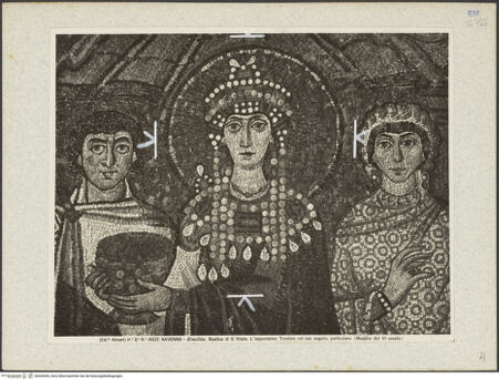 Vorderseite von Alinari [https://www.deutsche-digitale-bibliothek.de/content/lizenzen/rv-ez/] Dekoration des PresbyteriumsChristus als Kosmokrator zwischen Engeln, dem heiligen Vitalis und Bischof Ecclesius; Die Opferung von Kaiser Justinian; Die Opferung der Kaiserin TeodoraDie Opferung der Kaiserin Teodora, umgeben von ihrem Hofstaat - Kaiserin Teodora und ihr Hofstaat, Detail, bh036535_recto. Foto.