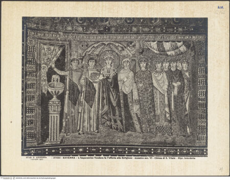 Vorderseite von Alinari [https://www.deutsche-digitale-bibliothek.de/content/lizenzen/rv-ez/] Dekoration des PresbyteriumsChristus als Kosmokrator zwischen Engeln, dem heiligen Vitalis und Bischof Ecclesius; Die Opferung von Kaiser Justinian; Die Opferung der Kaiserin TeodoraDie Opferung der Kaiserin Teodora, umgeben von ihrem Hofstaat - Gesamtansicht, bh036536_recto. Foto.