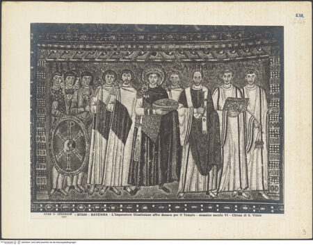 Vorderseite von Alinari [https://www.deutsche-digitale-bibliothek.de/content/lizenzen/rv-ez/] Dekoration des PresbyteriumsChristus als Kosmokrator zwischen Engeln, dem heiligen Vitalis und Bischof Ecclesius; Die Opferung von Kaiser Justinian; Die Opferung der Kaiserin TeodoraDie Opferung von Kaiser Justinian, umgeben von seinem Hofstaat und Bischof Maximianus - Gesamtansicht, bh036541_recto. Foto.