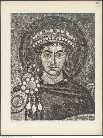 Vorderseite von Alinari [https://www.deutsche-digitale-bibliothek.de/content/lizenzen/rv-ez/] Dekoration des PresbyteriumsChristus als Kosmokrator zwischen Engeln, dem heiligen Vitalis und Bischof Ecclesius; Die Opferung von Kaiser Justinian; Die Opferung der Kaiserin TeodoraDie Opferung von Kaiser Justinian, umgeben von seinem Hofstaat und Bischof Maximianus - Kaiser Justinian, bh036544_recto. Foto.