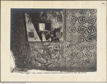 Vorderseite von Alinari [https://www.deutsche-digitale-bibliothek.de/content/lizenzen/rv-ez/] Mosaikboden des ursprünglichen Grabes des Heiligen Vitalis - Gesamtansicht (vor der Übertragung), bh036546_recto. Foto.