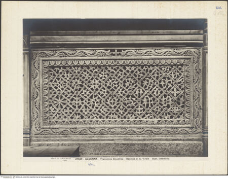 Vorderseite von Alinari [https://www.deutsche-digitale-bibliothek.de/content/lizenzen/rv-ez/] Schranke mit Kreuz - Gesamtansicht, bh036548_recto. Foto.