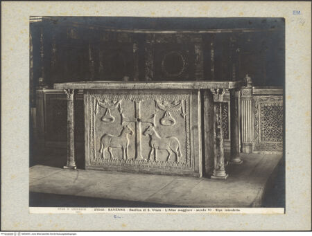 Vorderseite von Alinari [https://www.deutsche-digitale-bibliothek.de/content/lizenzen/rv-ez/] Hauptaltar - Seitenansicht von rechts, bh036551_recto. Foto.