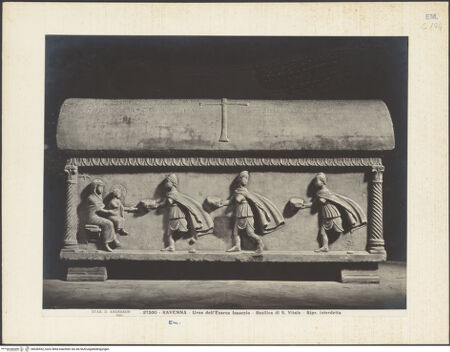 Vorderseite von Alinari [https://www.deutsche-digitale-bibliothek.de/content/lizenzen/rv-ez/] Sarkophag des Exarch Isacio des Armenier (Isacio l'Armeno, gest. 643) - Vorderseite (Anbetung der Könige), bh036552_recto. Foto.