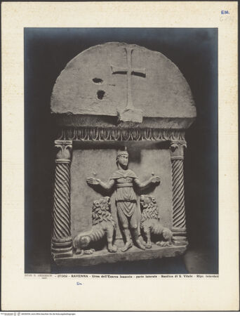 Vorderseite von Alinari [https://www.deutsche-digitale-bibliothek.de/content/lizenzen/rv-ez/] Sarkophag des Exarch Isacio des Armenier (Isacio l'Armeno, gest. 643) - Rechte Schmalseite (Daniel in der Löwengrube), bh036554_recto. Foto.