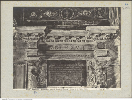 Vorderseite von Alinari [https://www.deutsche-digitale-bibliothek.de/content/lizenzen/rv-ez/] Der sogenannte Thron des Neptun (und Denkmal des Erzbischof Johannes 9.) - Detail: Bekrönung, bh036556_recto. Foto.