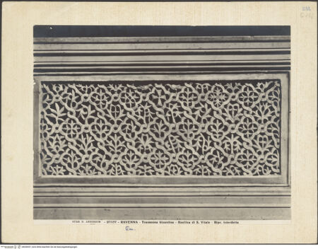 Vorderseite von Alinari [https://www.deutsche-digitale-bibliothek.de/content/lizenzen/rv-ez/] Schranke mit Kreuz und Vögel - Gesamtansicht (recto), bh036557_recto. Foto.