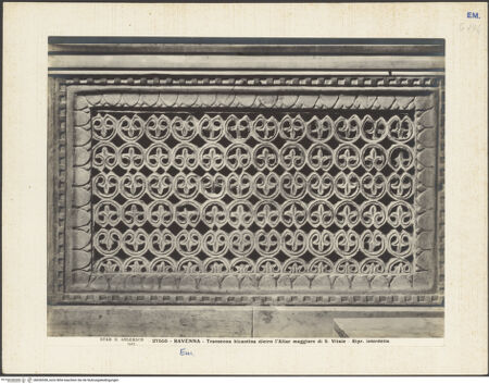 Vorderseite von Alinari [https://www.deutsche-digitale-bibliothek.de/content/lizenzen/rv-ez/] Schranke mit Blattwerk - Gesamtansicht, bh036558_recto. Foto.