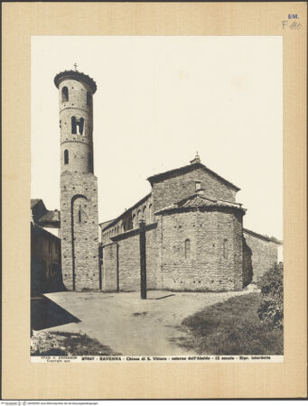 Vorderseite von Alinari [https://www.deutsche-digitale-bibliothek.de/content/lizenzen/rv-ez/] San Vittore - Ansicht der Seite und der Apsis, bh036559_recto. Foto.