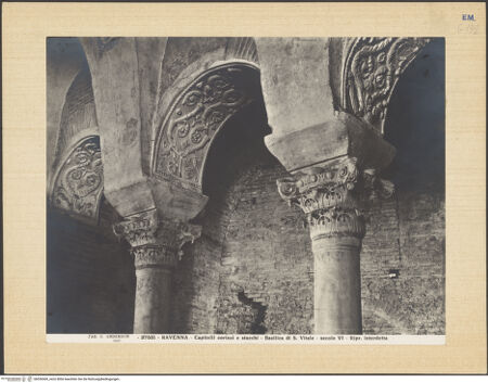 Vorderseite von Alinari [https://www.deutsche-digitale-bibliothek.de/content/lizenzen/rv-ez/] Kapitelle der VestibüleKapitelle des westlichen Vestibüls - Kapitelle von Nordosten, bh036560_recto. Foto.