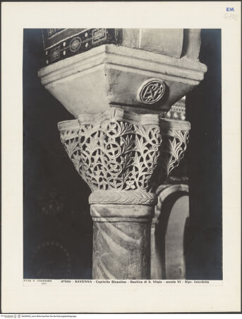 Vorderseite von Alinari [https://www.deutsche-digitale-bibliothek.de/content/lizenzen/rv-ez/] Kapitelle des PresbyteriumsKapitelle der Galerie, Nordseite - Kapitell, bh036563_recto. Foto.