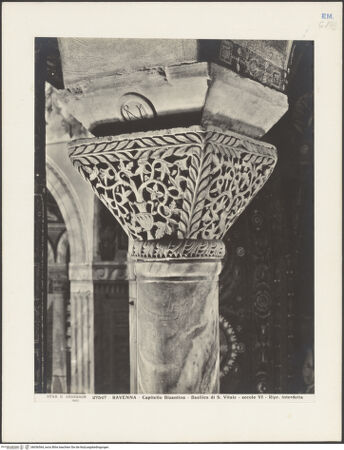 Vorderseite von Alinari [https://www.deutsche-digitale-bibliothek.de/content/lizenzen/rv-ez/] Kapitelle des PresbyteriumsKapitelle der Galerie, Südseite - Kapitell, bh036564_recto. Foto.