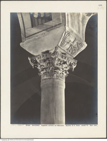 Vorderseite von Alinari [https://www.deutsche-digitale-bibliothek.de/content/lizenzen/rv-ez/] Kapitelle der Galerie - Kapitell, Seitenansicht, bh036565_recto. Foto.