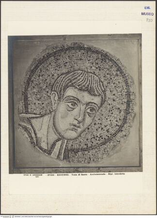 Vorderseite von Alinari [https://www.deutsche-digitale-bibliothek.de/content/lizenzen/rv-ez/] Fragmente der Mosaikverzierung der Apsis der Basilika UrsianaDer heilige Johannes der Evangelist - Gesamtansicht, bh036567_recto. Foto.
