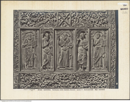 Vorderseite von Alinari [https://www.deutsche-digitale-bibliothek.de/content/lizenzen/rv-ez/] Kathedra des Bischofs MaximianusVorderseite: der heilige Johannes der Täufer, die vier Evangelisten, das Monogramm des Bischof Maximianus, und bewohnte Weinrollen, die aus Kantharoi sprießen - Gesamtansicht, bh036569_recto. Foto.