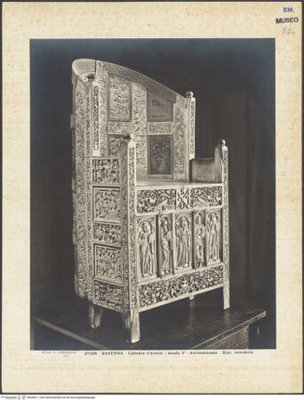 Vorderseite von Alinari [https://www.deutsche-digitale-bibliothek.de/content/lizenzen/rv-ez/] Kathedra des Bischofs Maximianus - Seitenansicht, bh036571_recto. Foto.