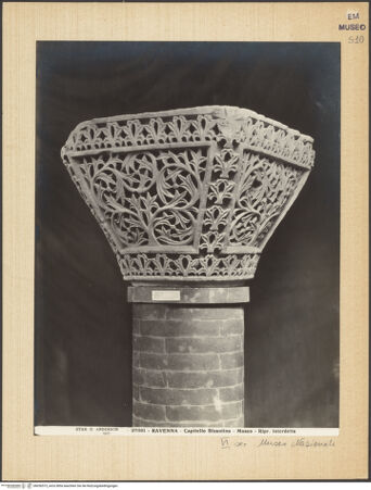 Vorderseite von Alinari [https://www.deutsche-digitale-bibliothek.de/content/lizenzen/rv-ez/] Kapitell aus Ravenna, San Michele in Africisco - Gesamtansicht, bh036573_recto. Foto.