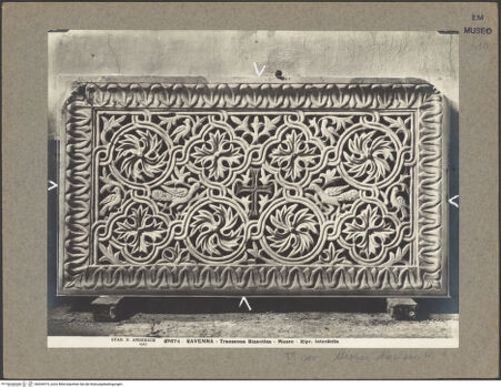 Vorderseite von Alinari [https://www.deutsche-digitale-bibliothek.de/content/lizenzen/rv-ez/] Schranke mit Kreuz, Vögel und Blattwerk aus Ravenna, San Michele in Africisco - Gesamtansicht, bh036574_recto. Foto.