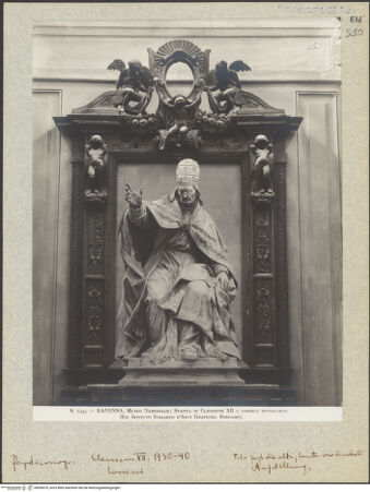 Vorderseite von Istituto Italiano d'Arti Grafiche, Bergamo [https://www.deutsche-digitale-bibliothek.de/content/lizenzen/rv-ez/] Papst Clemens XII. Corsini - Frontalansicht, bh036576_recto. Foto.