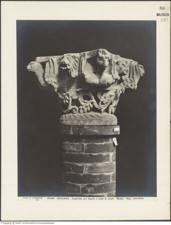 Vorderseite von Alinari [https://www.deutsche-digitale-bibliothek.de/content/lizenzen/rv-ez/] Kapitell mit Tierköpfen - Gesamtansicht, bh036577_recto. Foto.