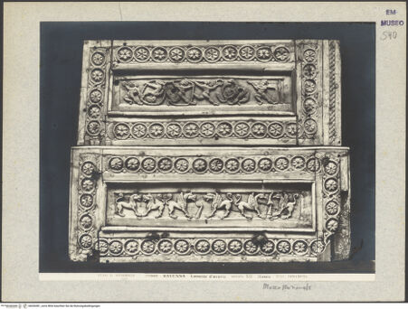 Vorderseite von Alinari [https://www.deutsche-digitale-bibliothek.de/content/lizenzen/rv-ez/] Holzkasten mit Tieren und Fabelwesen, Tänzern und Flötenbläsern - Deckel mit Musikern und Tänzern, Längsseite mit Löwen und Greifen, bh036581_recto. Foto.