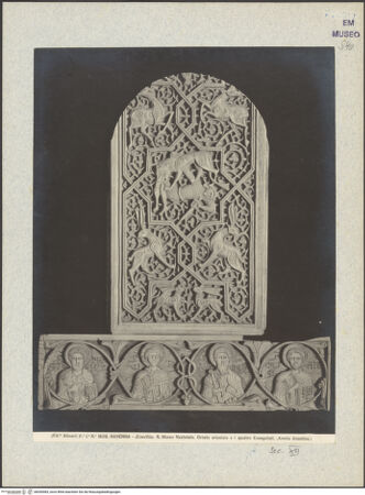 Vorderseite von Alinari [https://www.deutsche-digitale-bibliothek.de/content/lizenzen/rv-ez/] Elfenbeinplakette mit Tieren und Rittern, die gegen einen Löwen kämpft - Elfenbeinplakette mit Tieren und Rittern (oben);, bh036583_recto. Foto.