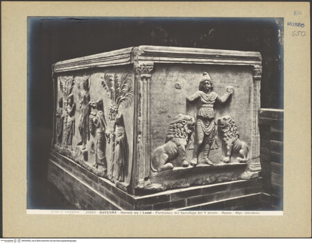 Vorderseite von Alinari [https://www.deutsche-digitale-bibliothek.de/content/lizenzen/rv-ez/] Sarkophag mit der Traditio Legis - Rechte Schmalseite (Daniel in der Löwengrube), bh036585_recto. Foto.