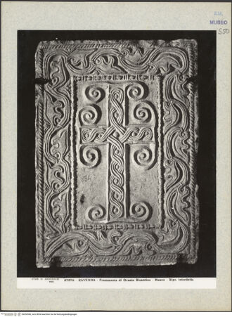 Vorderseite von Alinari [https://www.deutsche-digitale-bibliothek.de/content/lizenzen/rv-ez/] Antependium (?) mit Kreuz - Gesamtansicht, bh036586_recto. Foto.