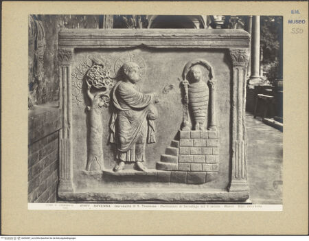 Vorderseite von Alinari [https://www.deutsche-digitale-bibliothek.de/content/lizenzen/rv-ez/] Sarkophag mit der Traditio Legis - Linke Schmalseite (Erweckung des Lazarus), bh036587_recto. Foto.