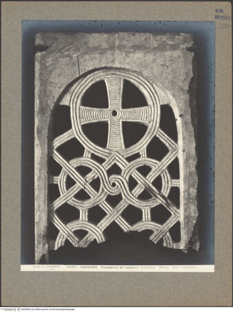 Vorderseite von Alinari [https://www.deutsche-digitale-bibliothek.de/content/lizenzen/rv-ez/] Fragment einer Schranke mit Kreuz - Gesamtansicht, bh036589_recto. Foto.