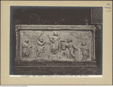 Vorderseite von Alinari [https://www.deutsche-digitale-bibliothek.de/content/lizenzen/rv-ez/] Sarkophag mit der Traditio Legis - Vorderseite (Traditio Legis), bh036591_recto. Foto.