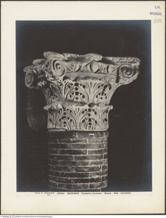 Vorderseite von Alinari [https://www.deutsche-digitale-bibliothek.de/content/lizenzen/rv-ez/] Kompositkapitell mit Akanthusblättern und Voluten - Gesamtansicht, bh036592_recto. Foto.