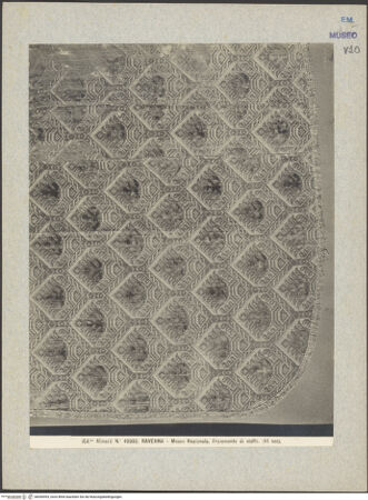Vorderseite von Alinari [https://www.deutsche-digitale-bibliothek.de/content/lizenzen/rv-ez/] Textilfragment - Gesamtansicht, bh036593_recto. Foto.