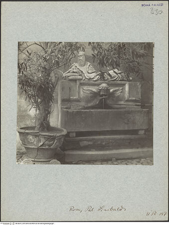 Vorderseite von Bibliotheca Hertziana [https://www.deutsche-digitale-bibliothek.de/content/lizenzen/rv-fz/] Brunnen mit Liegefigur - Gesamtansicht, bh036816_recto. Foto: Lindner, Paul.
