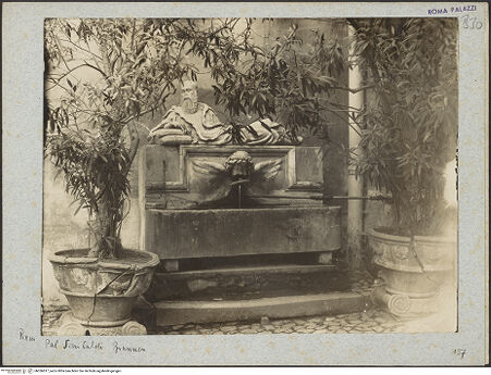 Vorderseite von Bibliotheca Hertziana [https://www.deutsche-digitale-bibliothek.de/content/lizenzen/rv-fz/] Brunnen mit Liegefigur - Gesamtansicht, bh036817_recto. Foto: Lindner, Paul.