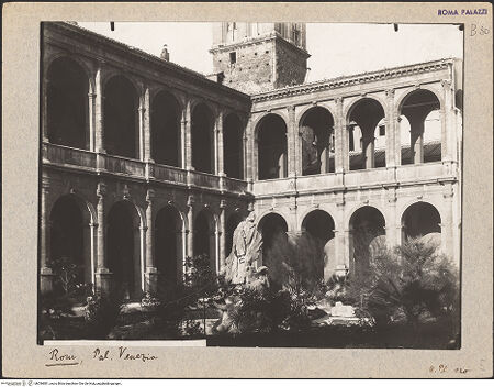 Vorderseite von Bibliotheca Hertziana [https://www.deutsche-digitale-bibliothek.de/content/lizenzen/rv-fz/] Palazzo VeneziaCortile - Nordostecke, bh036881_recto. Foto: Lindner, Paul.