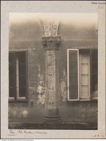 Vorderseite von Bibliotheca Hertziana [https://www.deutsche-digitale-bibliothek.de/content/lizenzen/rv-fz/] Palazzo VeneziaPalazzetto - Pilaster, Kapitell mit Wappen, bh036888_recto. Foto: Lindner, Paul.