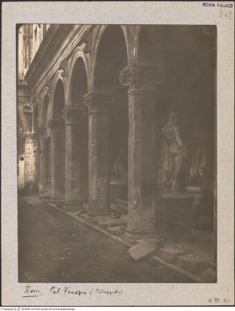 Vorderseite von Bibliotheca Hertziana [https://www.deutsche-digitale-bibliothek.de/content/lizenzen/rv-fz/] Palazzo VeneziaPalazzetto - Arkaden mit Statuen, bh036889_recto. Foto: Lindner, Paul.