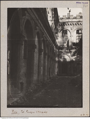 Vorderseite von Bibliotheca Hertziana [https://www.deutsche-digitale-bibliothek.de/content/lizenzen/rv-fz/] Palazzo VeneziaPalazzetto - Blendarkaden, bh036890_recto. Foto: Lindner, Paul.