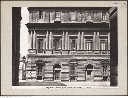 Vorderseite von Alinari [https://www.deutsche-digitale-bibliothek.de/content/lizenzen/rv-ez/] Palazzo Vidoni - Fassade zur Via del Sudario, Teilansicht, bh036977_recto. Foto.