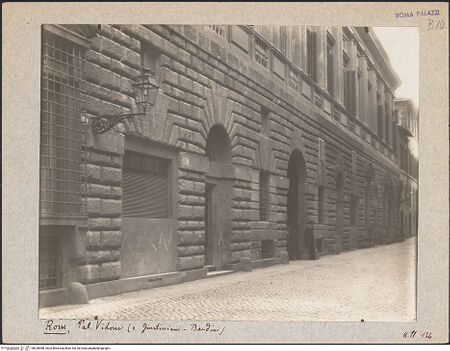 Vorderseite von Bibliotheca Hertziana [https://www.deutsche-digitale-bibliothek.de/content/lizenzen/rv-fz/] Palazzo Vidoni - Fassade zur Via del Sudario, bh036988_recto. Foto: Lindner, Paul.