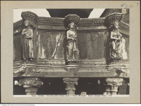 Vorderseite von Alinari [https://www.deutsche-digitale-bibliothek.de/content/lizenzen/rv-ez/] Fontana MaggioreMittleres Brunnengeschoss: Becken mit Statuen von Personifikationen, Heiligen, Propheten, mythologischen und historischen Figuren - Teilansicht: Laurentius, Domina Chiusi und Augusta Perusia, bh037082_recto. Foto.