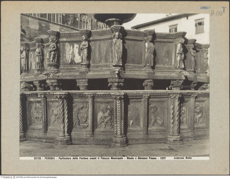 Vorderseite von Alinari [https://www.deutsche-digitale-bibliothek.de/content/lizenzen/rv-ez/] Fontana Maggiore - Unteres und mittleres Becken, von Nordosten, bh037083_recto. Foto.